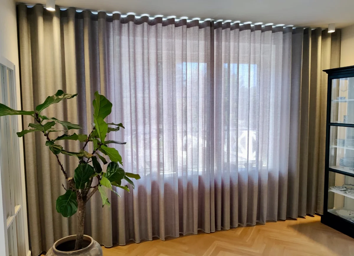 Gardiner foran vinduet